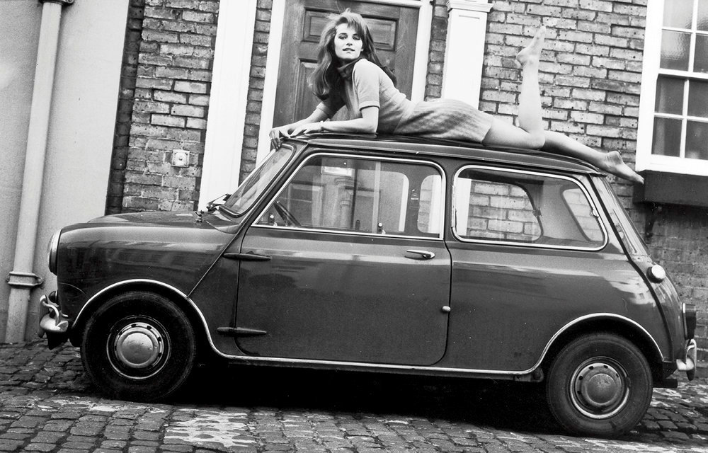 Meme les Mini originelles, comme celle sur laquelle pose Charlotte Rampling en 1967 devant l'objectif de John Pratt, peuvent desormais officiellement etre transformees en voitures electriques. 