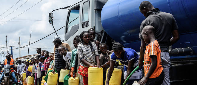 Le president Kenyatta a annonce la distribution d'eau gratuite aux communautes a faible revenu pour freiner la propagation du Covid-19.
