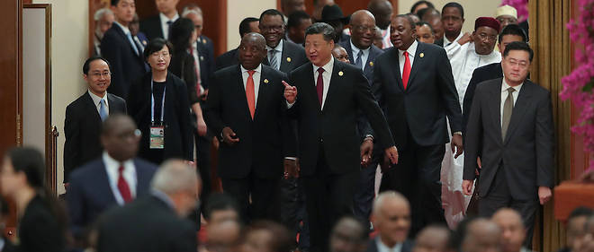 Le president chinois Xi Jinping entoure de Cyril Ramaphosa et d'autres chefs d'Etat africains lors du dernier sommet Chine-Afrique. Les volumes de prets de la Chine dans les pays en developpement depassent de loin ceux des autres creanciers bilateraux.
