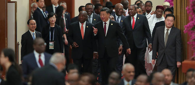 Le president chinois Xi Jinping entoure de Cyril Ramaphosa et d'autres chefs d'Etat africains lors du dernier sommet Chine-Afrique. Les volumes de prets de la Chine dans les pays en developpement depassent de loin ceux des autres creanciers bilateraux.
