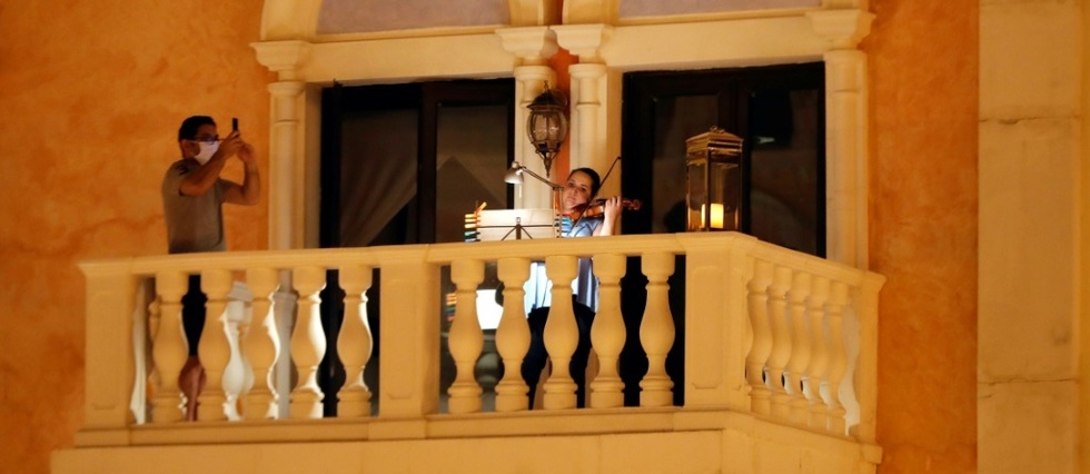 A Doha, des musiciens donnent des concerts depuis leurs balcons