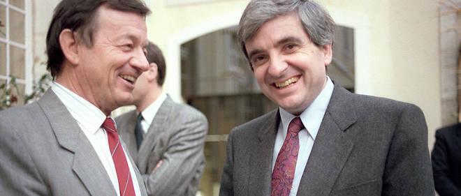 Claude Silberzahn, a gauche, nouveau directeur general de la securite exterieure (DGSE), avec le ministre de la Defense Jean-Pierre Chevenement,  en 1989. 
