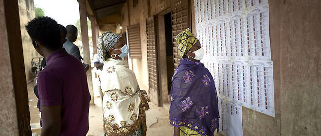 Ce dimanche 19 avril, les electeurs maliens sont de nouveau appeles aux urnes pour renouveler leur Assemblee. Le second tour des elections legislatives se tient dans une ambiance particuliere, en pleine pandemie mondiale de coronavirus.
