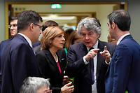 Thierry Breton, entouré d'autres commissaires européens à Bruxelles, le 6 mars 2020.
