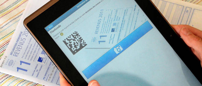 Une personne utilise une tablette pour declarer ses revenus (Photo d'illustration). 
