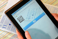 Une personne utilise une tablette pour déclarer ses revenus (Photo d'illustration). 
