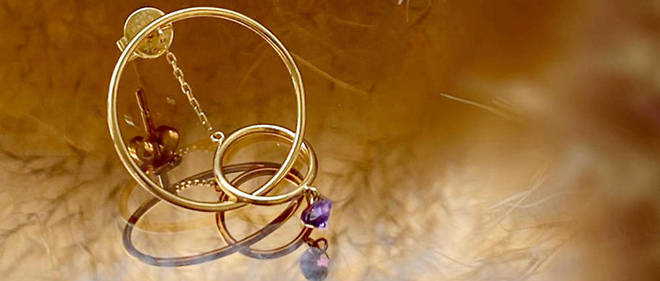 La marque de bijoux Persee destine les benefices de cette collection en or 18 carats et amethyste, a Medecins sans frontieres.
