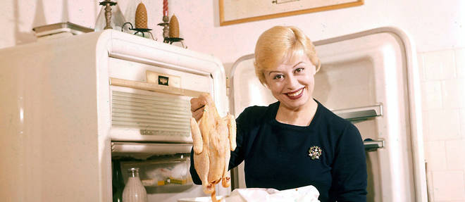 L'actrice italienne Giulietta Masina sortant un poulet du frigo, en 1985.  
