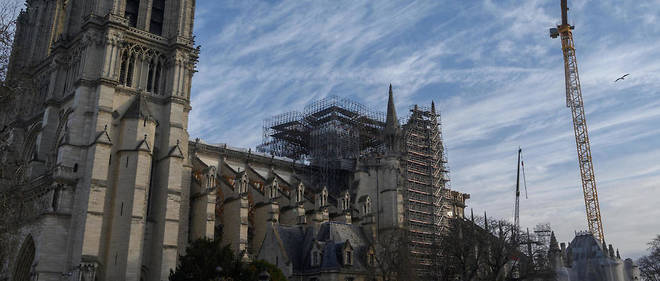 Le chantier de reconstruction de la cathedrale Notre-Dame de Paris a ete interrompu en mars 2020.
