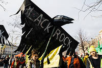 BlackRock ciblé lors d'une manifestation contre le projet de la reforme des retraites à Paris, le 17 décembre 2019.
