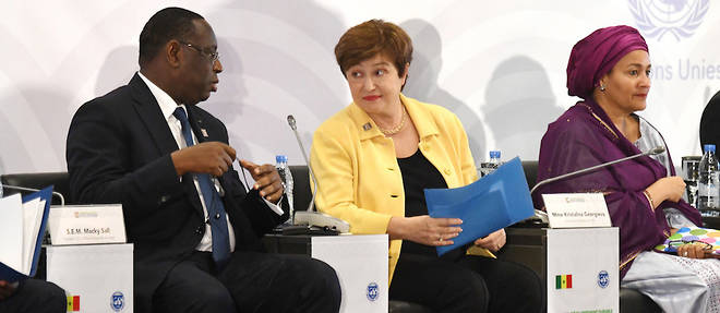 Kristalina Georgieva, directrice generale du Fonds monetaire international, entouree du president senegalais Macky Sall et d'Amina J. Mohammed, secretaire generale adjointe des Nations unies lors de la conference de Dakar sur le developpement durable et la dette le 2 decembre 2019. 
