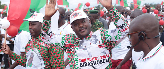 

Le president sortant du Burundi, Pierre Nkurunziza, salue les partisans a son arrivee a l'ouverture de la campagne du parti au pouvoir, le Conseil national pour la defense de la democratie - Forces pour la defense de la democratie (CNDD-FDD) dans le centre du pays. 
