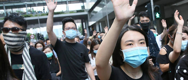 Des habitants de Hongkong manifestent contre la loi anti-masque.
