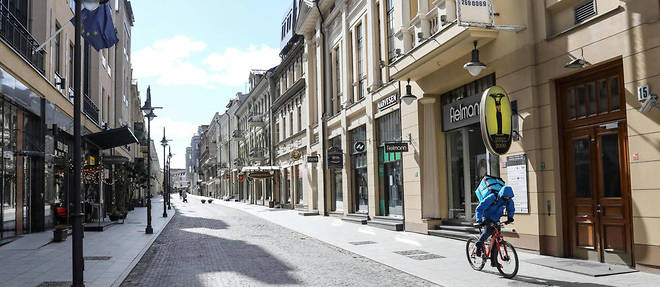 Les restaurateurs installes dans les rues etroites du vieux Vilnius pourront agrandir leurs terrasses sur l'espace public pour respecter la distance de deux metres imposee entre chaque table.
