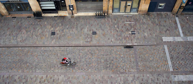 Un cycliste dans une rue de Toulouse, en France.

