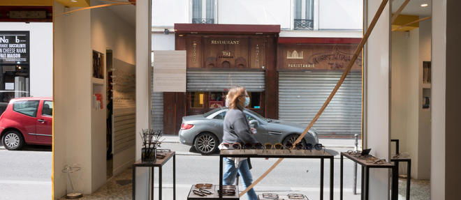 A Paris, les commerces se preparent a rouvrir.
