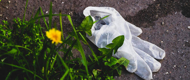 Le ministere de la Transition ecologique a donne des consignes sanitaires pour jeter les mouchoirs, masques et gants usages en periode de pandemie du coronavirus (illustration).
