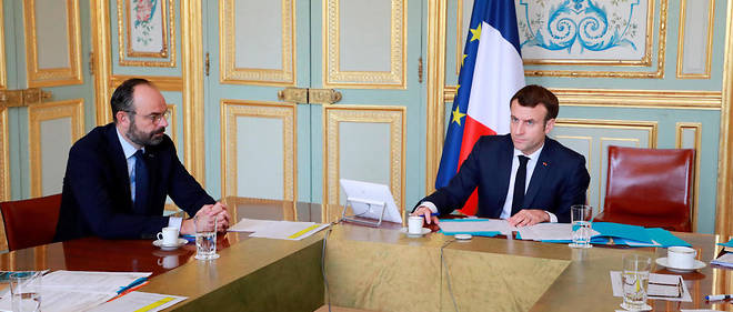 Emmanuel Macron et Edouard Philippe lors d'une visioconference a l'Elysee le 19 mars 2020.
