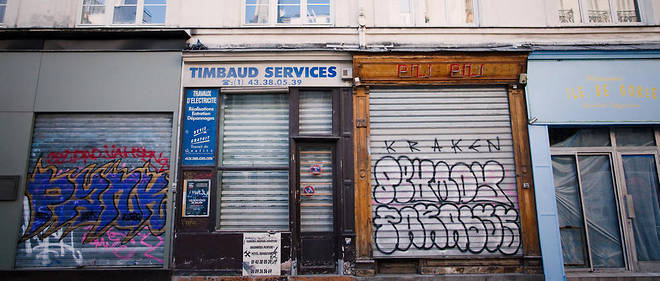 Des commerces et leurs stores baisses, a Paris, en avril 2020 (Photo d'illustration).
