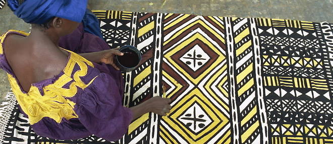 L'artisanat a une forte vertu inclusive et peut servir de base a une industrialisation. Ici, la preparation qui permet de fabriquer des tissus en bogolan a Segou, au Mali.


