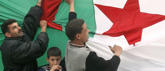 Le drapeau algerien devenu plus tard l'embleme national du pays a ete brandi un certain mardi 8 mai 1945 a Setif pour revendiquer l'independance de l'Algerie.

