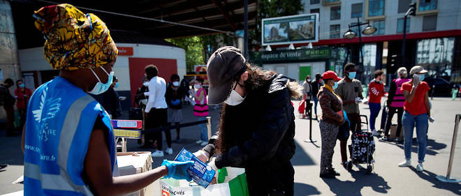 Distribution d'aide alimentaire par le Secours populaire devant l'universite de Paris-Saint-Denis, le 6 mai.  
