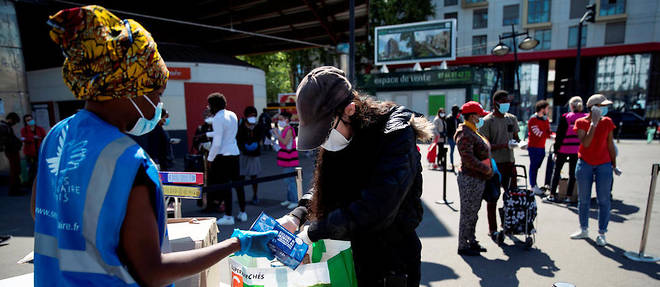 Distribution d'aide alimentaire par le Secours populaire devant l'universite de Paris-Saint-Denis, le 6 mai.  
