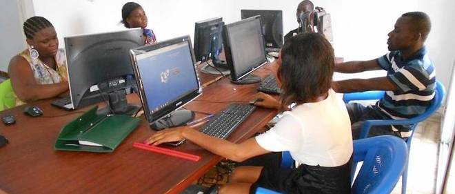 Des eleves branches sur la plateforme Calschool a Abidjan assurent le suivi de leurs cours. 

