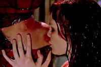 Le célèbre baiser entre Tobey Maguire et Kirsten Dunst dans le « Spiderman » de Sam Raimi.
