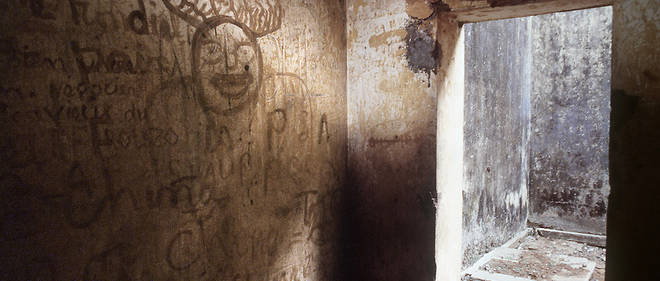 Le camp Boiro, en banlieue de Conakry, a ete rebaptise camp Camayenne. De nombreux vestiges des exactions qui y ont ete commises, tels que des temoignages ecrits sur les murs par des prisonniers, ont disparu au cours de sa renovation sous la transition militaire dirigee de janvier a decembre 2010 par le general Sekouba Konate.
Le camp Boiro, en banlieue de Conakry, a ete rebaptise camp Camayenne. De nombreux vestiges des exactions qui y ont ete commises, tels que des temoignages ecrits sur les murs par des prisonniers, ont disparu au cours de sa renovation sous la transition militaire dirigee de janvier a decembre 2010 par le general Sekouba Konate.