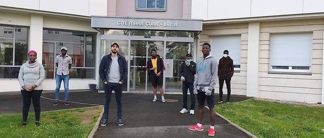 Etudiants logeant au Crous de Poitiers, debut avril : Nelly (Burundaise), Khaled (Algerien), Chris (Togolais), Papa Oumar (Senegalais), Michel (Guyane francaise), Oumar (Nigerien), Maurin (Gabonais). 
