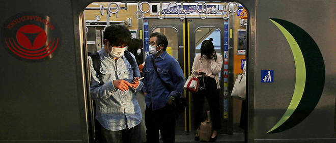 Dans le metro de Tokyo, le 12 mai 2020.  Le Japon a recense quelque 16 000 cas de Covid-19 sur son sol, pour 687 deces.
