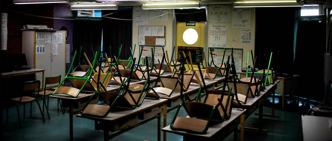 Une classe vide a l'ecole Saint-Exupery de la Courneuve, en banlieue parisienne, le 14 mai (photo d'illustration). 
