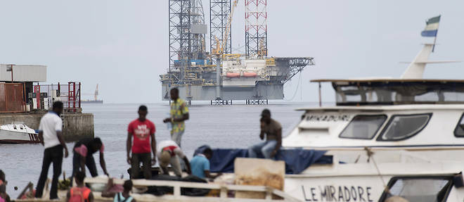 Au Gabon, on craint que l'arret massif des investissements dans le secteur entraine une serie de licenciements avec des consequences dramatiques sur les recettes de l'Etat.
