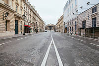 Le 17 mars, premier jour du confinement, la rue Royale, face à l'église de la Madeleine à Paris, est vide, déserte. Deux mois plus tard, à la veille du déconfinement, les Français ne semblent guère confiants dans la sortie de crise.
