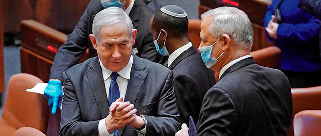 D'apres les termes de l'accord, Benyamin Netanyahou reste Premier ministre pendant 18 mois, avant de ceder sa place pour une periode equivalente a Benny Gantz.
