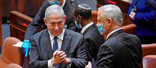 Le Premier ministre Benyamin Netanyahou (a gauche) et le Premier ministre par alternance Benny Gantz a la Knesset lors de l'investiture du nouveau gouvernement.  
