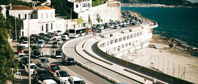 Embouteillages a Marseille. On estime que la pollution de l'air est a l'origine d'environ 7,2 millions de deces par an.
