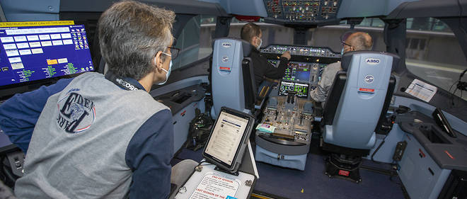 L'instructeur programme pannes et exercices de maniabilite sur le simulateur d'Airbus A350
