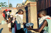 Au Zimbabwe, pendant le confinement décrété par le pays, toutes les initiatives sont les bienvenues. Un repas gratuit est servi quotidiennement aux personnes pauvres vivant dans les quartiers surpeuplés de Chitungwiza par une jeune femme de la ville.
