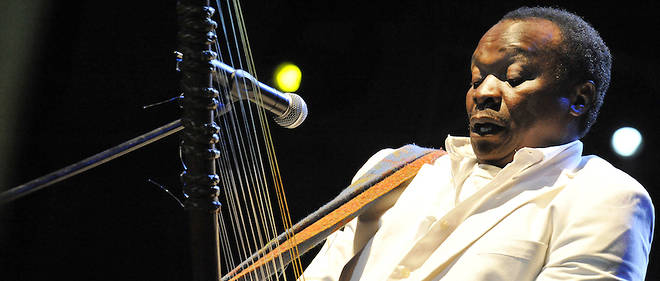 Mory Kante lors du << Yeke Yeke Tour >> en aout 2008 en Hongrie. Avec ce morceau, l'artiste a amene la musique mandingue au firmament de la World Music.

