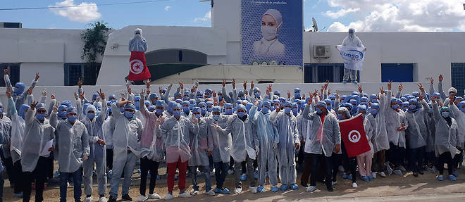 En Tunisie, le personnel soignant a le sourire alors que l'epidemie semble avoir marque le pas ces derniers jours apres des mesures rigoureuses prises par les autorites des les premiers cas mi-mars.
