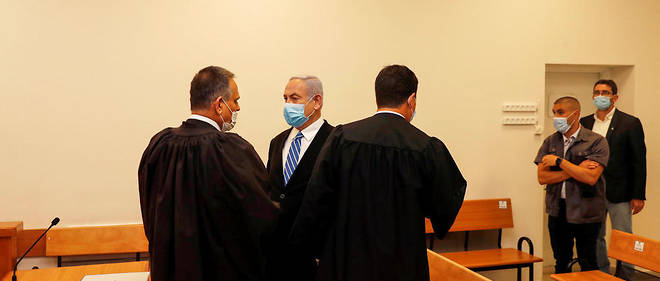 Benyamin Netanyahou s'est presente masque au tribunal de Jerusalem.
