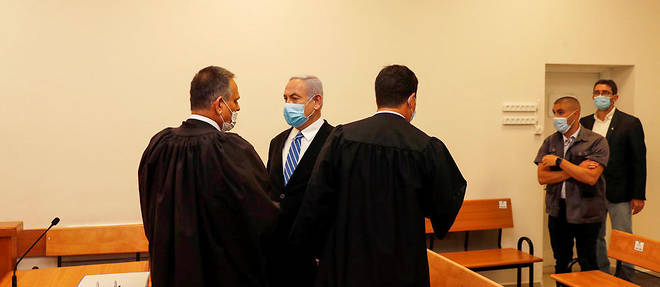 Benyamin Netanyahou s'est presente masque au tribunal de Jerusalem.
