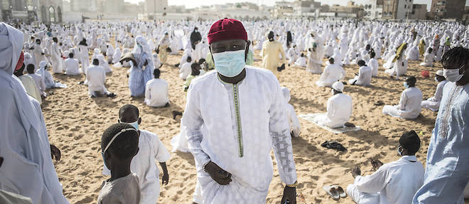 La communaute Layene du Senegal s'est reunie devant la mosquee Yoff Layene pour celebrer la Korite, la fete qui marque la fin de la periode du jeune du ramadan, a Dakar.
