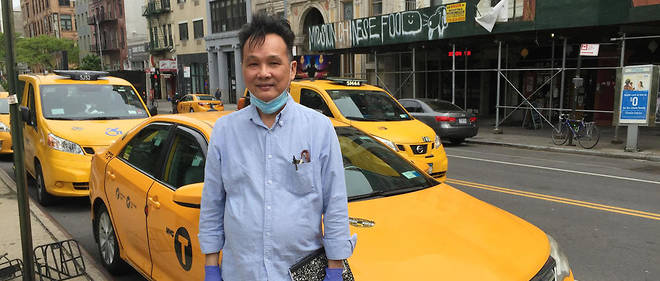 Richard Chow devant son taxi.
