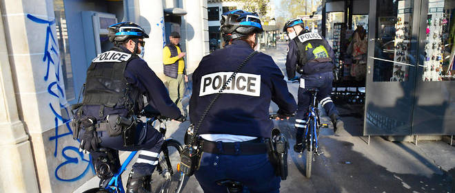 Des policiers a velo, lors de controles dans le 2e arrondissement de Paris. 
