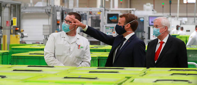 Emmanuel Macron lors de la visite de l'usine Valeo, pres du Touquet.
