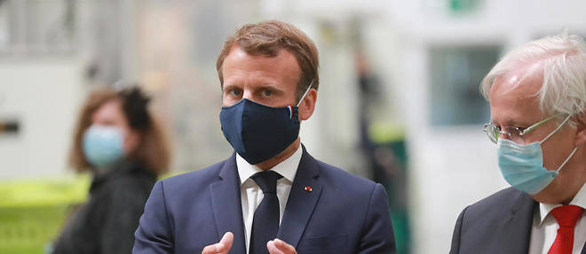 Emmanuel Macron etait present mardi 26 mai dans l'usine Valeo a Etaples. 
