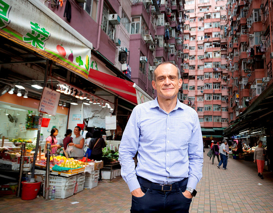 
        Globe-trotteur. Jean-Pascal Tricoire dans une rue du quartier de Quarry Bay, a Hongkong, le 30 octobre 2019.